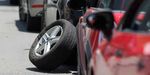 Proponen tipificar como delito el uso de “poncha llantas” en Puebla