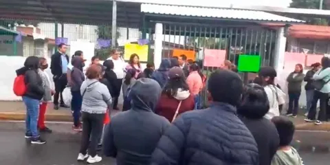 Padres toman escuela en San Pedro Mexicaltzingo por suspensión de docente