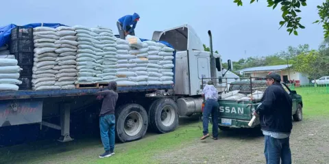 La Mixteca poblana recibió insumos para el campo