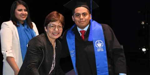 Rectora Lilia Cedillo preside ceremonias de graduación en el CCU