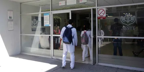 Incrementarán plazas de servicio social e internado en hospitales de Puebla: Armenta