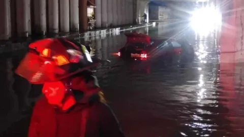 Bomberos rescatan a pasajeros atrapados por inundación en puente de Texmelucan