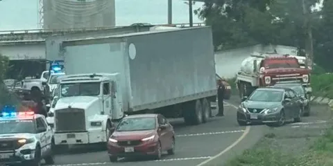 Recuperan tráiler robado en la México-Puebla; delincuentes huyeron