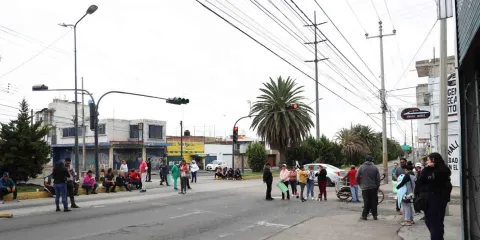 Vecinos de López Mateos bloquean vialidad para exigir bacheo inmediato