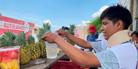 Misael, joven agredido en Tehuacán, vuelve a vender piñas con ganas de salir adelante