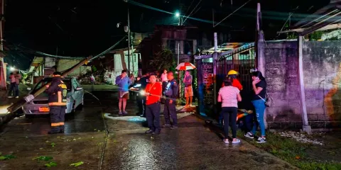 Colectiva chocó y derribó poste que aplastó un auto en Xicotepec