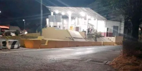 Sujetos armados asaltan caseta de cobro en la autopista Cuacnopalan-Oaxaca