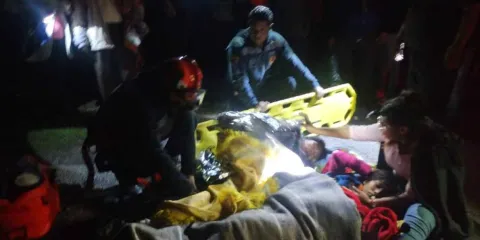 Autobús de la Línea Oro cae al río en Guerrero: 7 muertos y 16 heridos