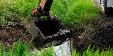 Inicia limpieza de zanjas en San Andrés Cholula para prevenir inundaciones y riesgos sanitarios