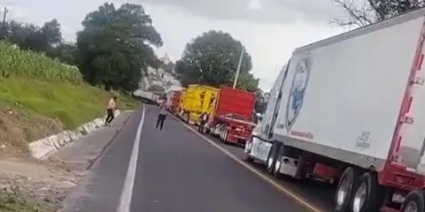Bloqueo de carreteras en Acatzingo y El Seco; transportistas exigen seguridad