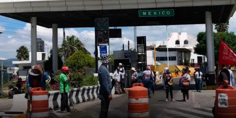 Cierran carreteras en la Sierra Negra, demandan servicios de salud, medicinas y apoyos federales