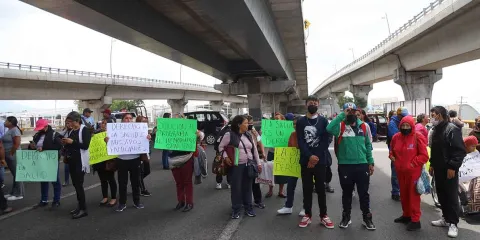Bloquean la autopista México-Puebla por suspensión de hemodiálisis en hospitales públicos