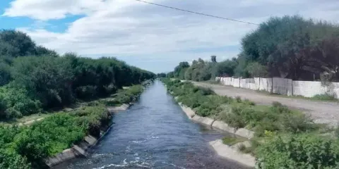 Hallan a hombre sin vida en canal de riego de Tecamachalco