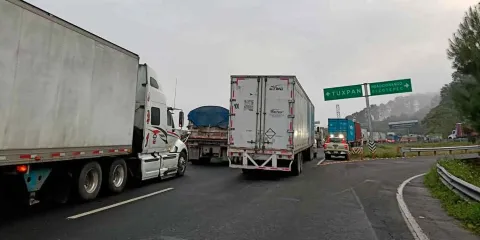 Lluvias provocan derrumbe y cierre de la autopista México-Tuxpan en Xicotepec