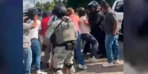 Habitantes de San Baltazar Tetela obligaron a policías a devolver motos con reporte de robo