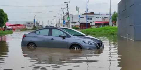¿Navegar o manejar? Persiste la inundación en puente Los Ángeles