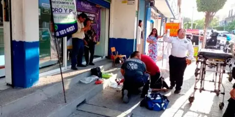 Paramédicos y agente de tránsito salvan la vida de un hombre en pleno centro de Tehuacán