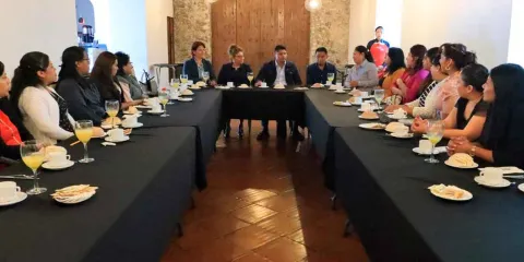 Omar Muñoz y Tere Alfaro se reúnen con directoras de los 12 CAIC de Cuautlancingo
