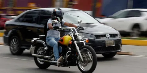 Secretaría de Finanzas niega desabasto de placas para motociclistas en Puebla