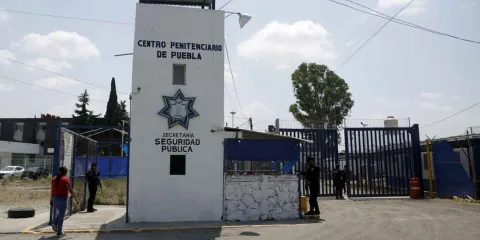 Por actos de corrupción destituyen a directores de los Ceresos de San Miguel y Tepexi