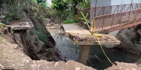 Colapsa puente peatonal en Atlixco; gobierno proyecta nueva infraestructura segura