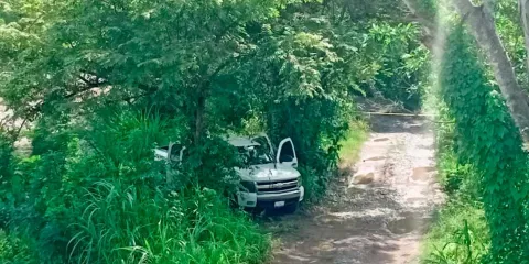 Criminales abandonaron camioneta con armamento en Xicotepec