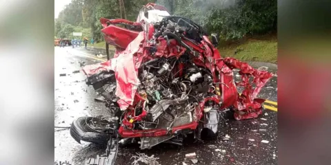 Tráiler embiste camioneta en Huauchinango; mueren dos