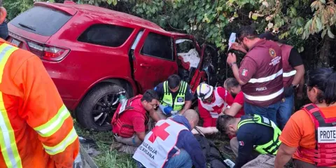 Tráiler destrozó camioneta, hubo cuatro muertos en la Sierra Norte