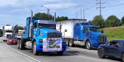 Transportistas paralizan movilidad en carreteras poblanas; exigen seguridad a las autoridades