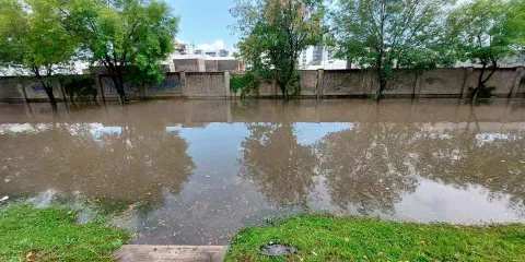 Lluvia causa cierres viales e inundaciones en Puebla: cierran el Puente de México