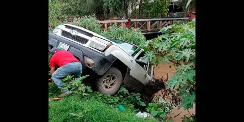 Camioneta a punto de caer al río Atoyac es rescatada por bomberos y comerciantes en Texmelucan