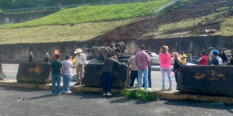 Murió un niño al volcar tráiler sin frenos en la Sierra Norte 