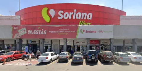 A clientes del SORIANA Torrecillas les roban autopartes en segundos