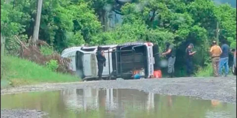 Venustiano Carranza: patrulla municipal vuelca por exceso de velocidad