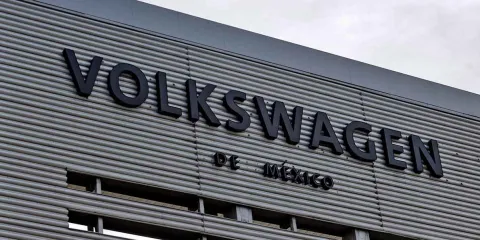 VW evita huelga con aumento del 4%: acuerdo agridulce 