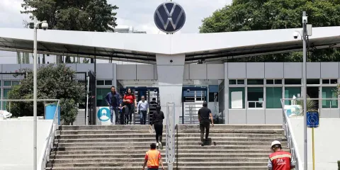 Volkswagen y sindicato negocian contrarreloj 