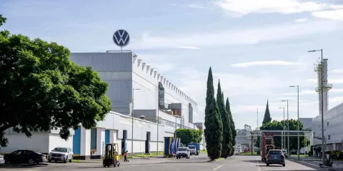 Acuerdo, huelga o prórroga este lunes, incertidumbre en Volkswagen