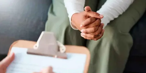 Mujeres que interrumpan embarazo deben recibir atención psicológica