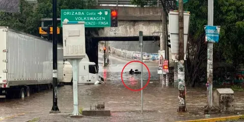 VIDEO. Inundación en puente de FINSA deja vehículos varados en Cuautlancingo