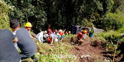 Autobús de pasajeros cae a barranco en Huachinango; hay dos personas muertas 