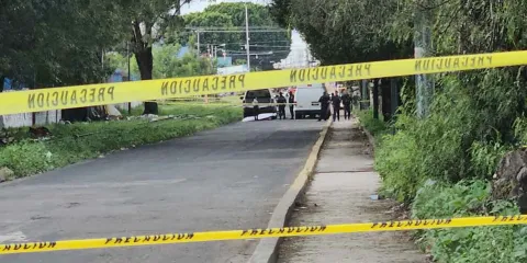 Hallan cuerpo envuelto en plástico y en descomposición atrás del mercado La Cuchilla en Puebla