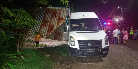 Accidente de colectiva en Xicotepec de Juárez deja dos lesionados y daños materiales