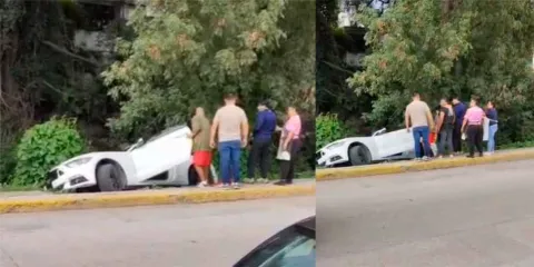 Vehículo estuvo a punto de caer al río Atoyac en Texmelucan