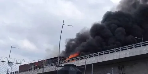Choque y volcadura en autopista México-Puebla deja tres muertos; tráiler cayó sobre una camioneta