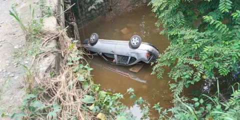 Hallan a pareja putrefacta dentro de auto en río de Pantepec