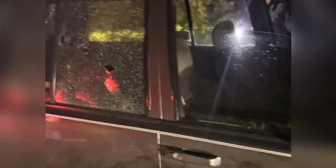 Hallan camioneta baleada en calles de Texmelucan