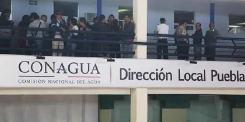 Los Pueblos Originarios bloquean la Conagua en la capital; exigen sanear el relleno sanitario de Cholula
