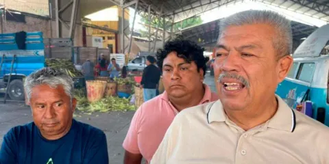 Comerciantes del Mercado La Purísima se dividen por destitución de administradora en Tehuacán