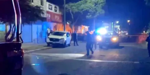 Motociclistas balean a hombre mientras conducía en Tehuacán