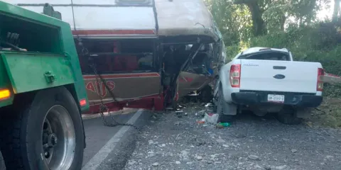 Chocó y volcó autobús en la Sierra Norte; hubo un muerto
